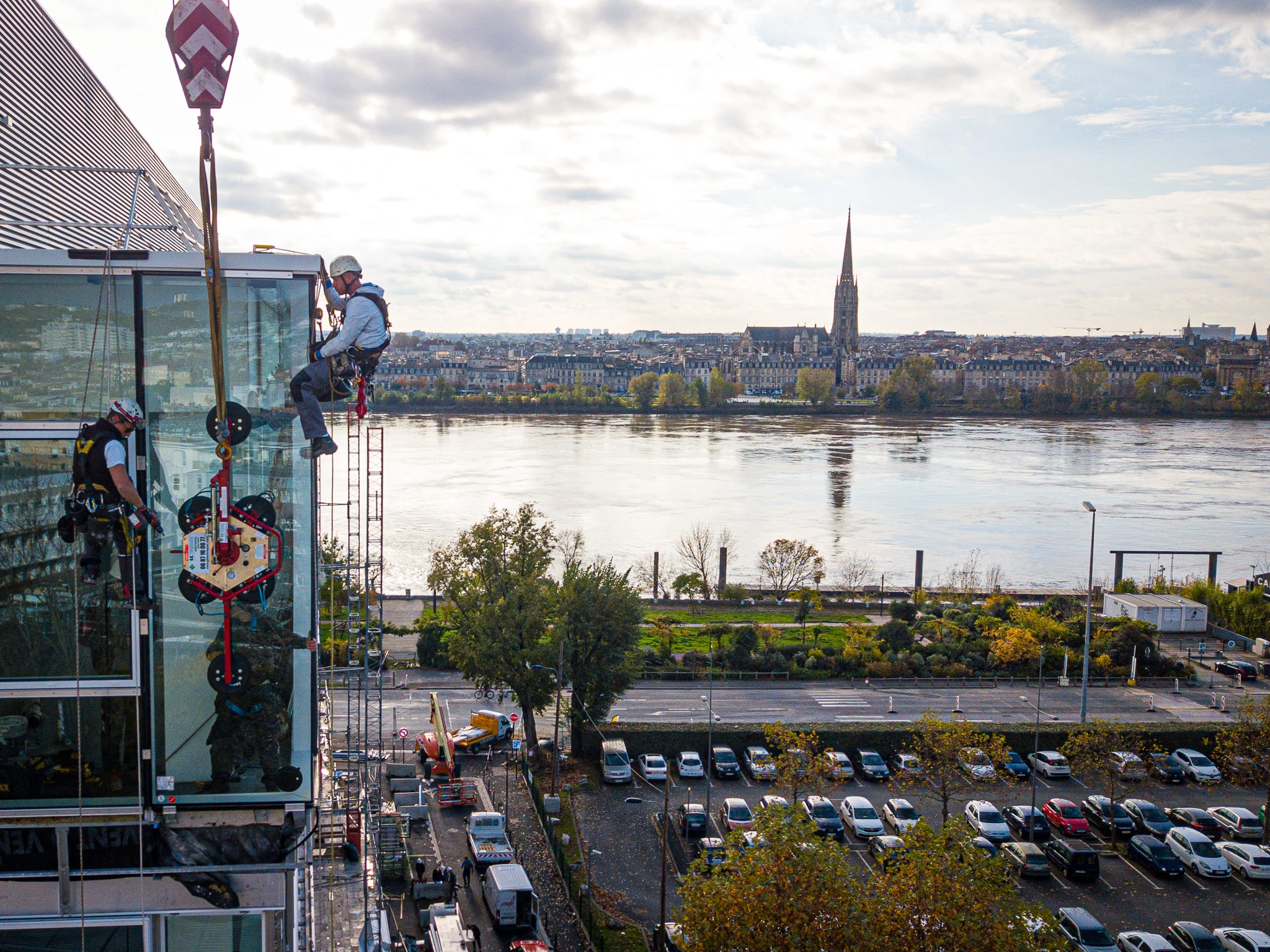 Intervention de cordistes MS Access pour a travers les vitres, la garonne chez JOUNEAU BAURECH à Bordeaux (bâtiment) – 4